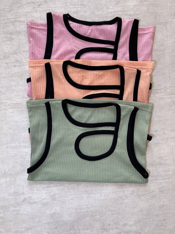 تاپ زنانه ریبدار با دوردوزی مشکی