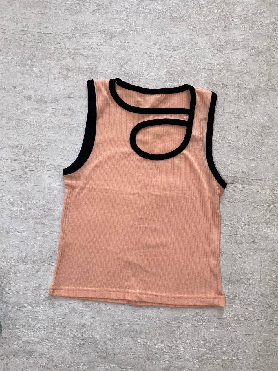 تاپ زنانه ریب‌دار با دوردوزی مشکی