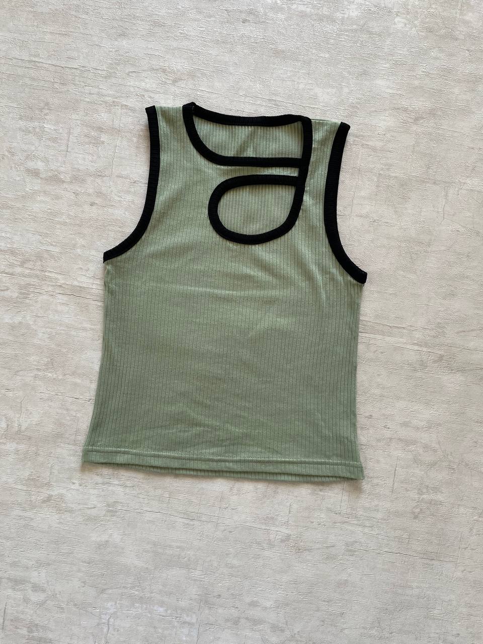 تاپ زنانه ریب‌دار با دوردوزی مشکی