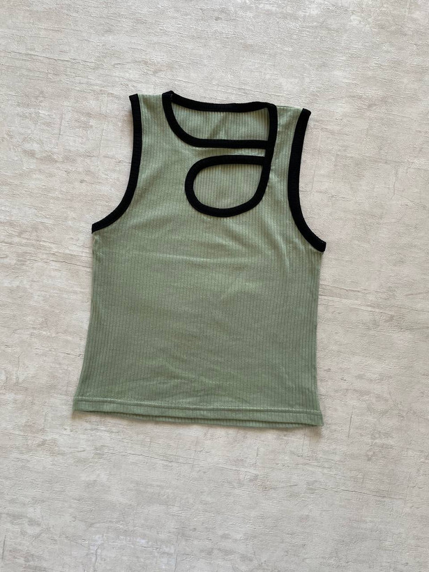 تاپ زنانه ریبدار با دوردوزی مشکی